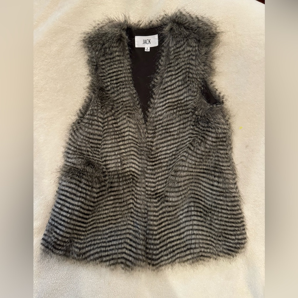 NWOT Women’s Faux Fur Vest by Jack Size Small Beautiful Stylish Soft Warm
